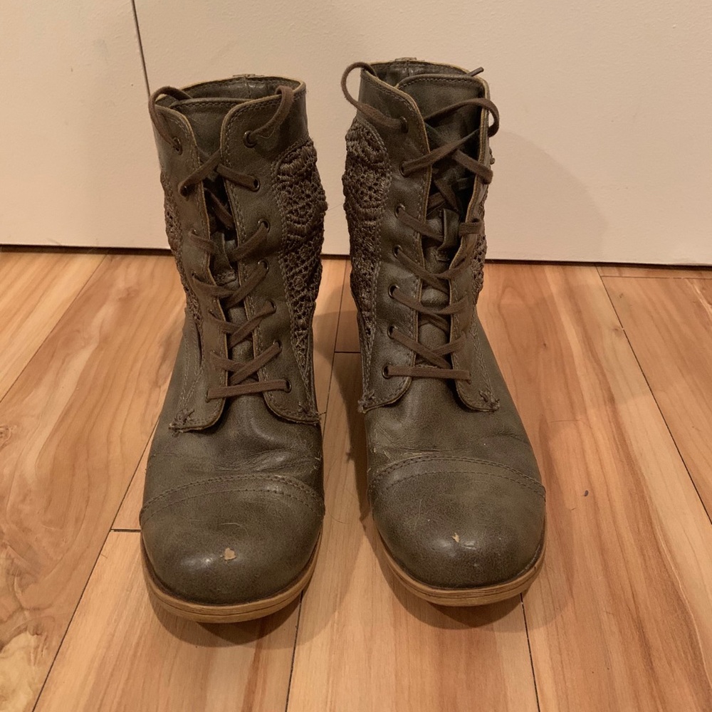 Combat boots with lace design